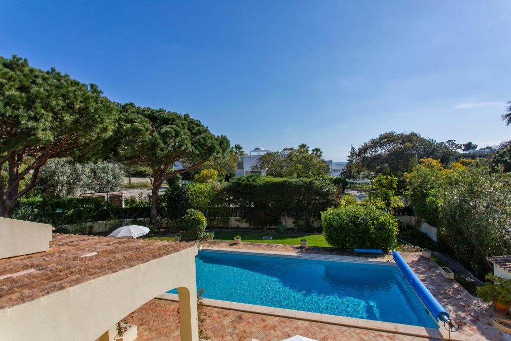 Bazén v ubytování Beach villa Casa de Amanhã 450 mts to the beach with beautiful garden and heated saltwater pool nebo v jeho okolí