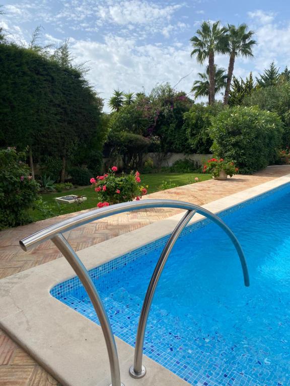 Bazén v ubytování Beach villa Casa de Amanhã 450 mts to the beach with beautiful garden and heated saltwater pool nebo v jeho okolí