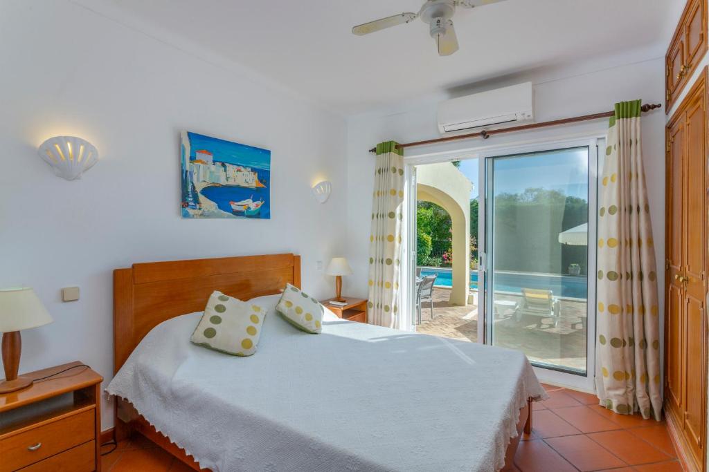 Postel nebo postele na pokoji v ubytování Beach villa Casa de Amanhã 450 mts to the beach with beautiful garden and heated saltwater pool
