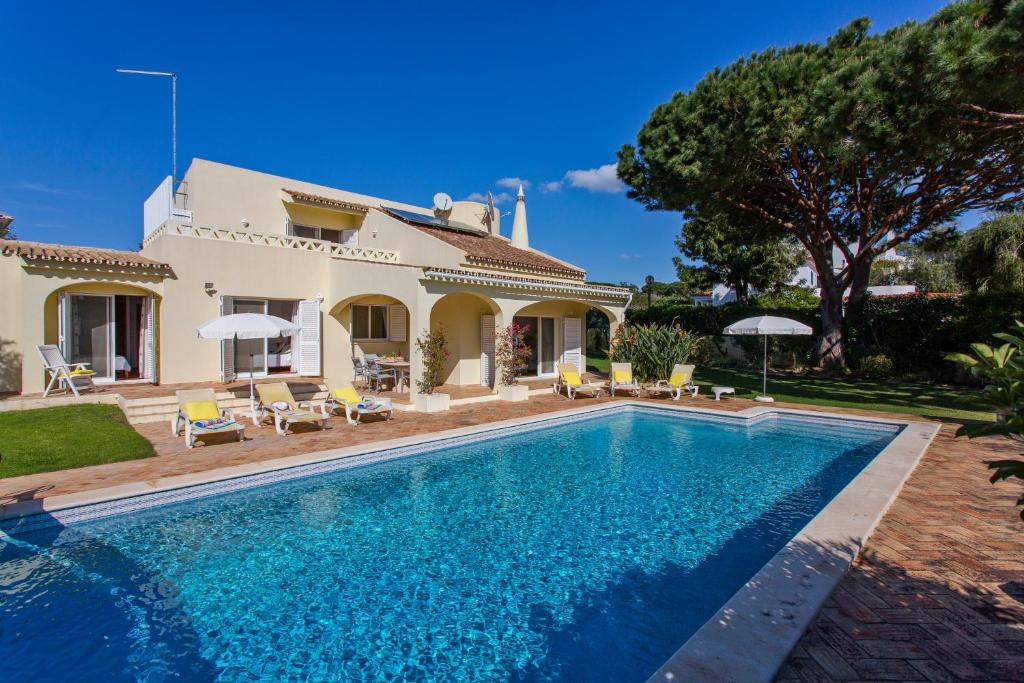 Bazén v ubytování Beach villa Casa de Amanhã 450 mts to the beach with beautiful garden and heated saltwater pool nebo v jeho okolí