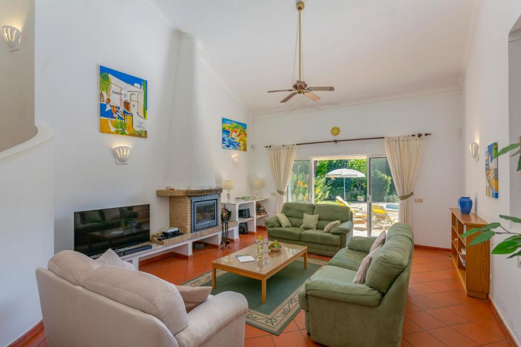 Posezení v ubytování Beach villa Casa de Amanhã 450 mts to the beach with beautiful garden and heated saltwater pool
