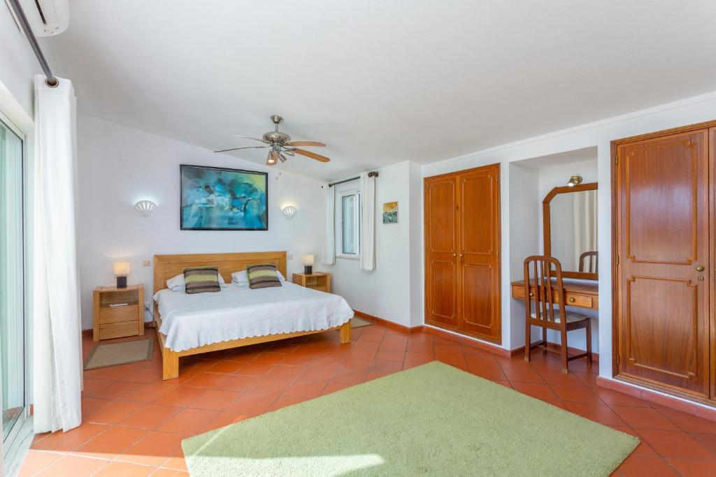 Postel nebo postele na pokoji v ubytování Beach villa Casa de Amanhã 450 mts to the beach with beautiful garden and heated saltwater pool