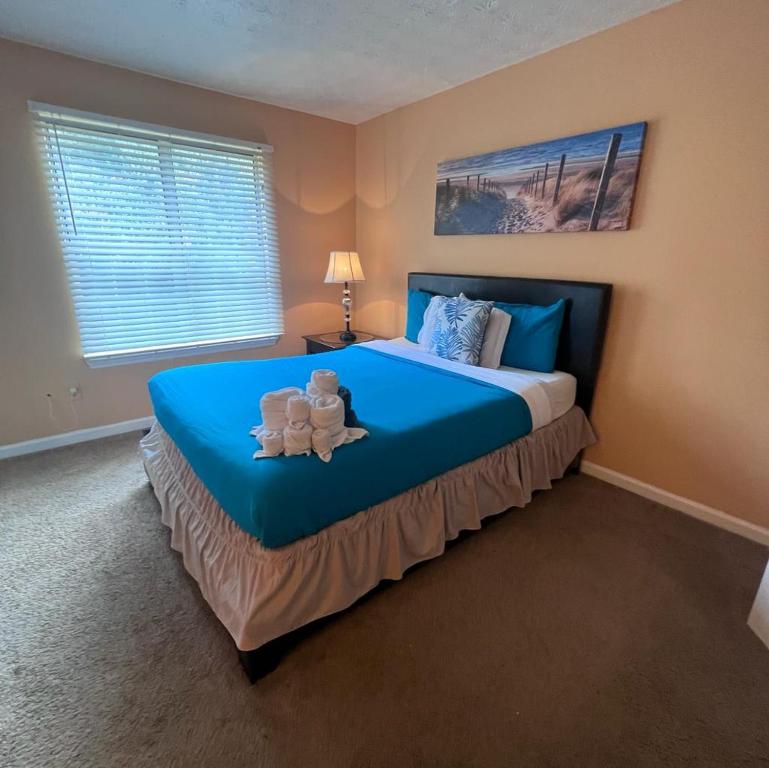 Un dormitorio con una cama con dos ositos de peluche. en #2BR Escape - Near Stone Mountain park en Lithonia