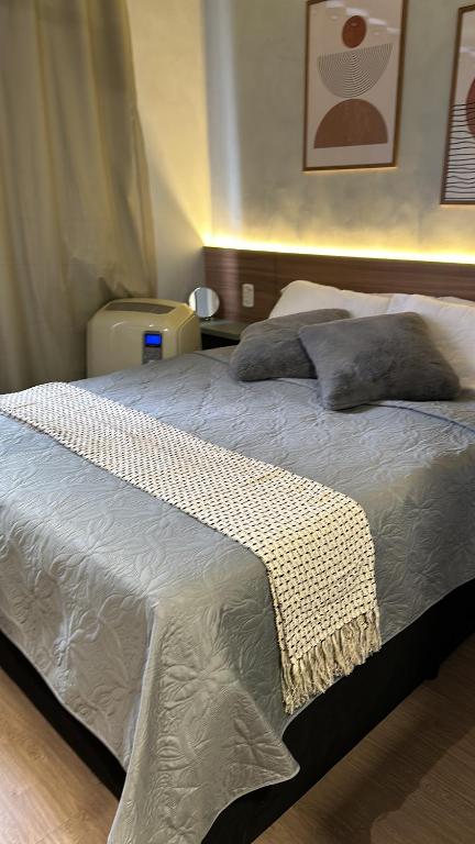 En eller flere senge i et værelse på Studio Paris prox Metro Bras Feirinha Madrugada Templo Salomão