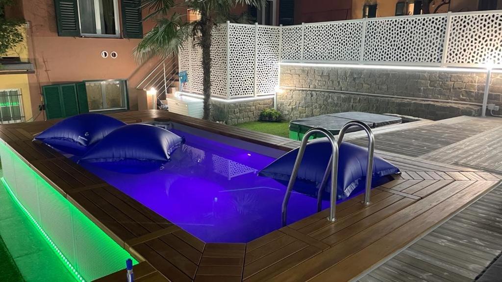 una piscina con cuscini al centro di un edificio di Domus Aquae Rooms & Wellness a Genova