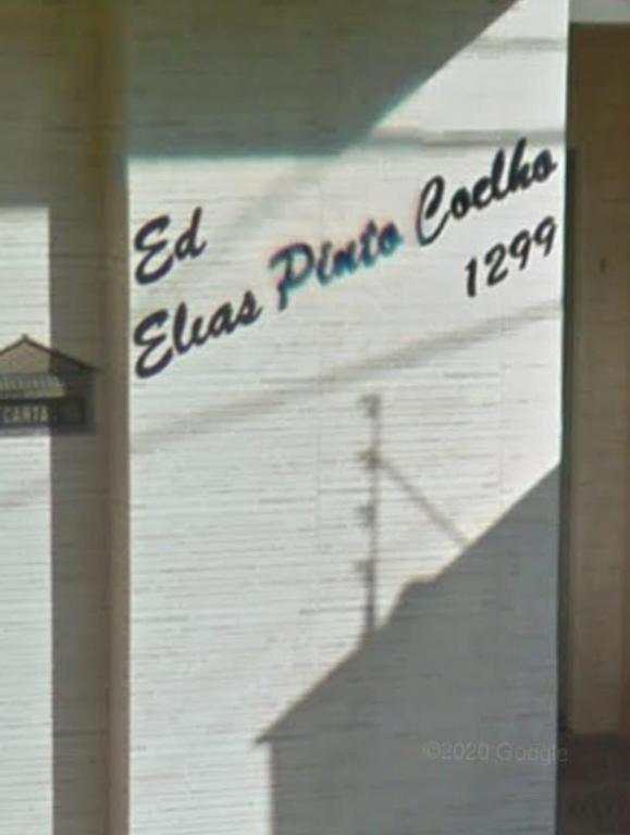 una señal en un lado de un edificio blanco en Edif Elias Pinto Coelho, apto.404, en Guarapari