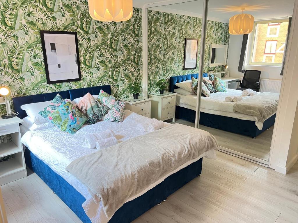 Vuode tai vuoteita majoituspaikassa Luxe Haven King Bed En-suite & Double with Parking