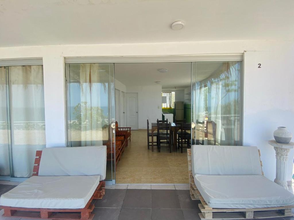 La Bocana的住宿－Vista Punta Sal，一间带两把椅子的客厅和一间餐厅