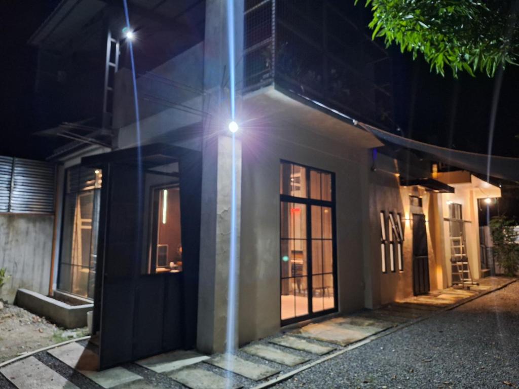 uma casa com uma luz de lado à noite em Bora House em Bago