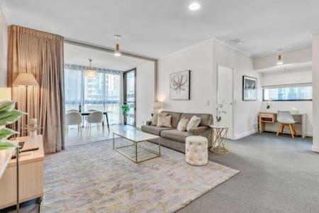 una sala de estar con un sofá y una mesa en Charlotte Towers Brisbane & Resort Style Facilities, en Brisbane