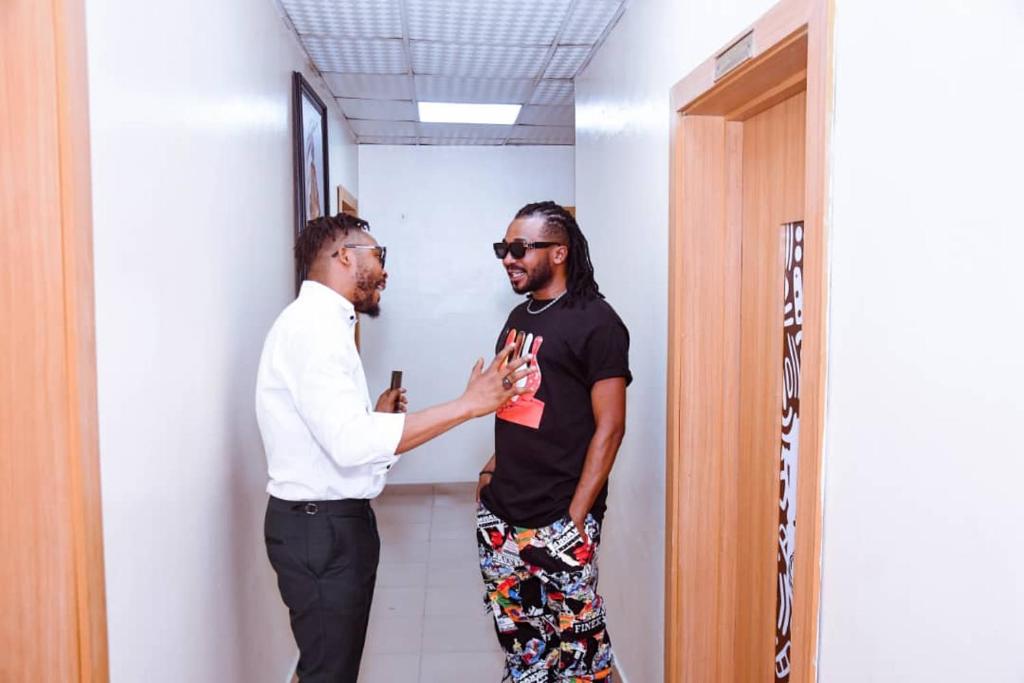 dos hombres parados uno al lado del otro en una habitación en Optimum Residence, en Lagos