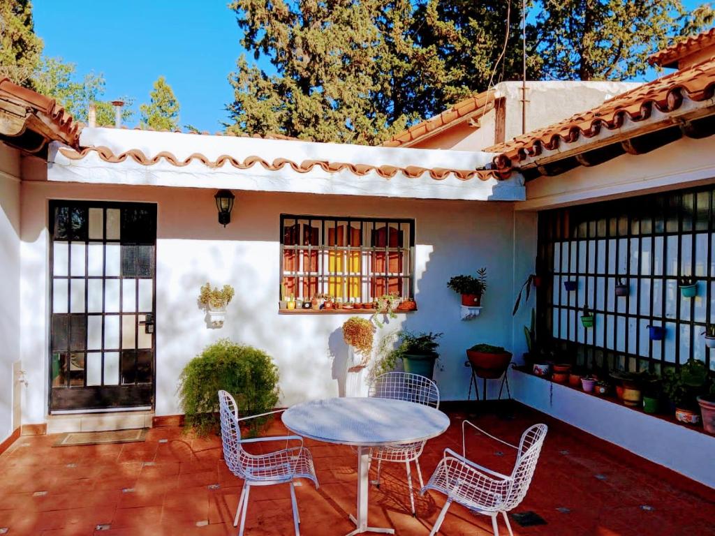 a patio with a table and chairs on a house at dpto temporario in Las Compuertas