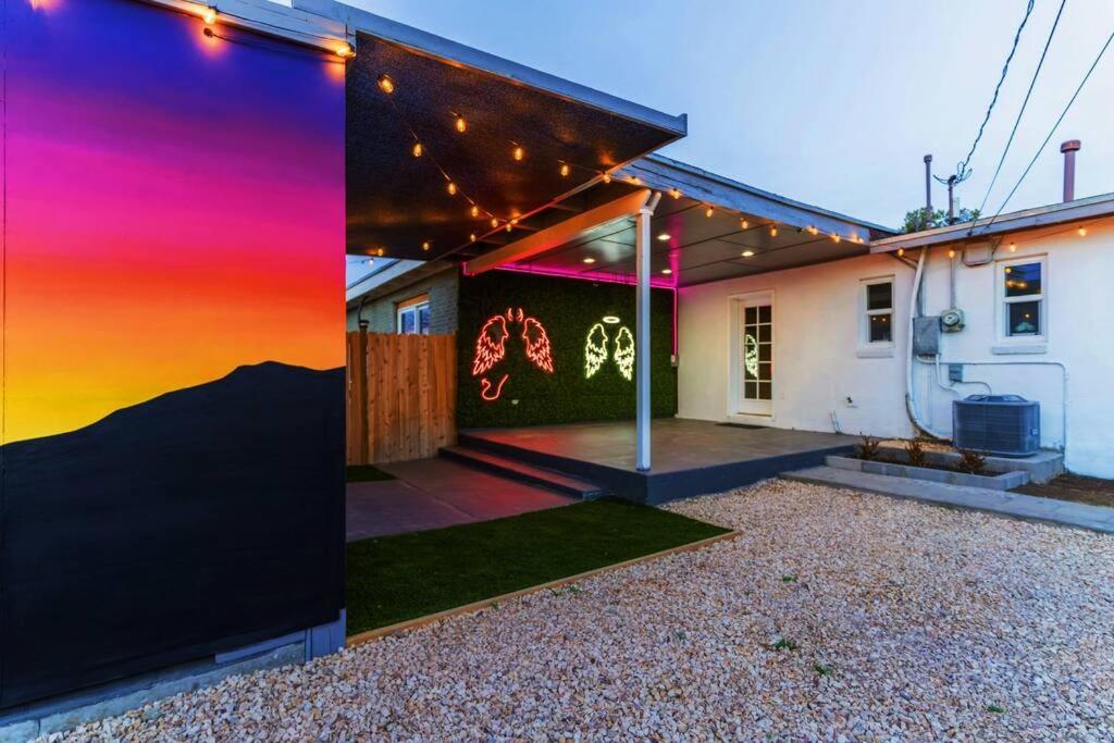 una casa con un mural colorido en su lado en Discover the Ultimate Trending Hot Tub Retreat, en El Paso