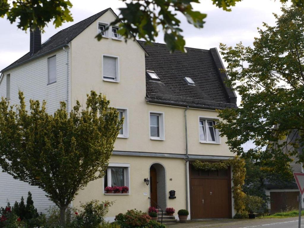 una casa blanca con techo negro en Holiday apartment Haus-Stumm, en Starkenburg