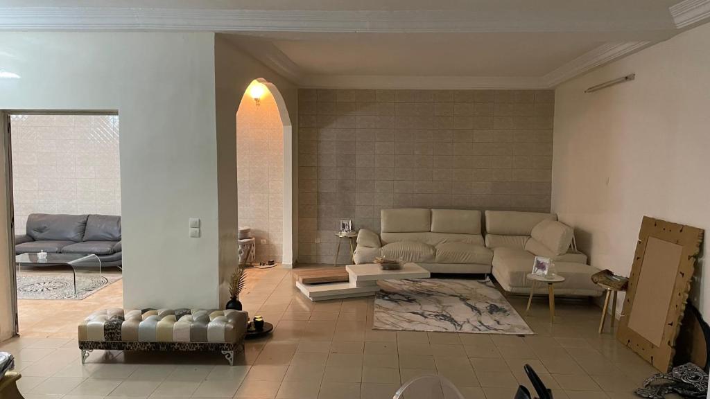 uma sala de estar com um sofá e uma mesa em Villa L6 em Dakar