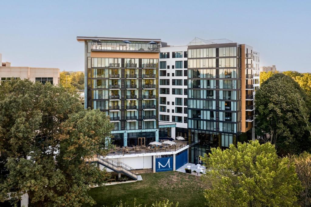 un grupo de edificios altos en una ciudad en Merriweather Lakehouse Hotel, Autograph Collection, en Columbia