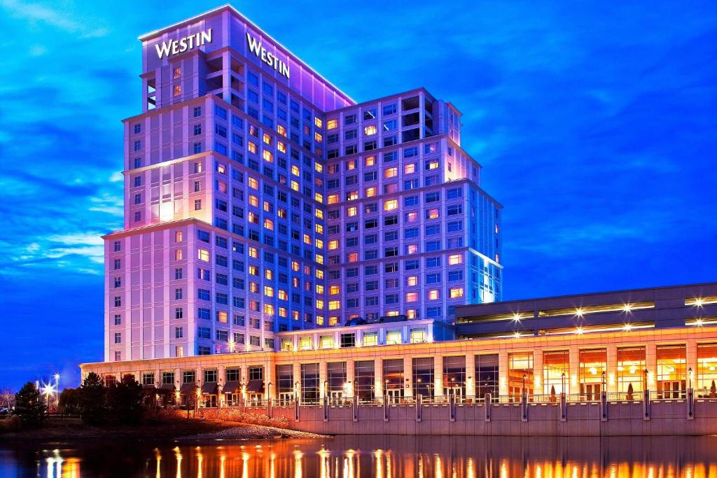 a view of the westin melbourne hotel at night at The Westin Chicago Lombard in Lombard