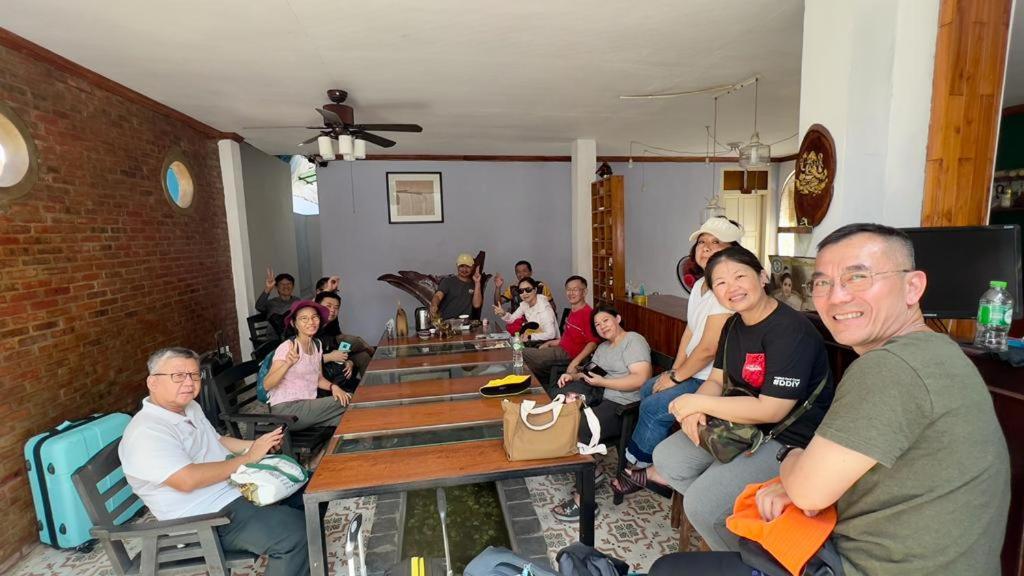 eine Gruppe von Personen, die in einem Zimmer sitzen in der Unterkunft 左岸小筑 in Luang Prabang