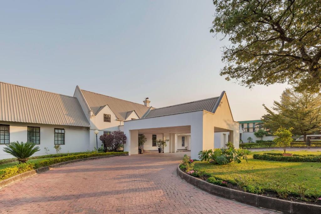 una representación de una casa con entrada en Protea Hotel by Marriott Chingola, en Chingola