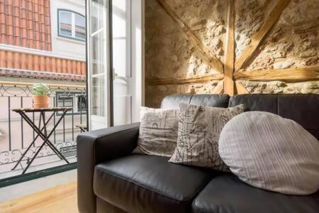 Old Town Chiado Balcony AirCon by LD Apartments