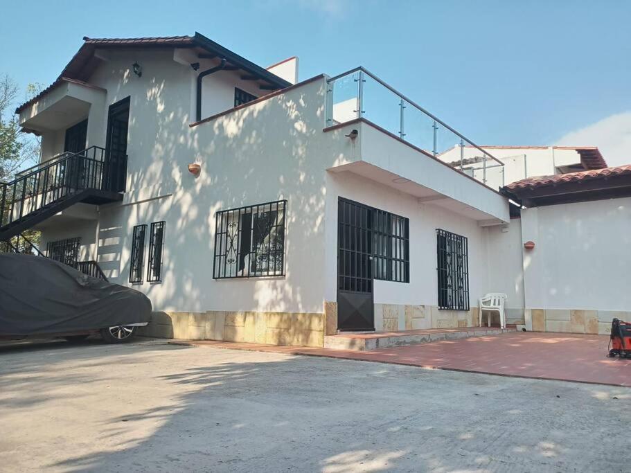 Casa bianca con balcone e vialetto d'accesso di Cabañas Villa Rosita a Socorro