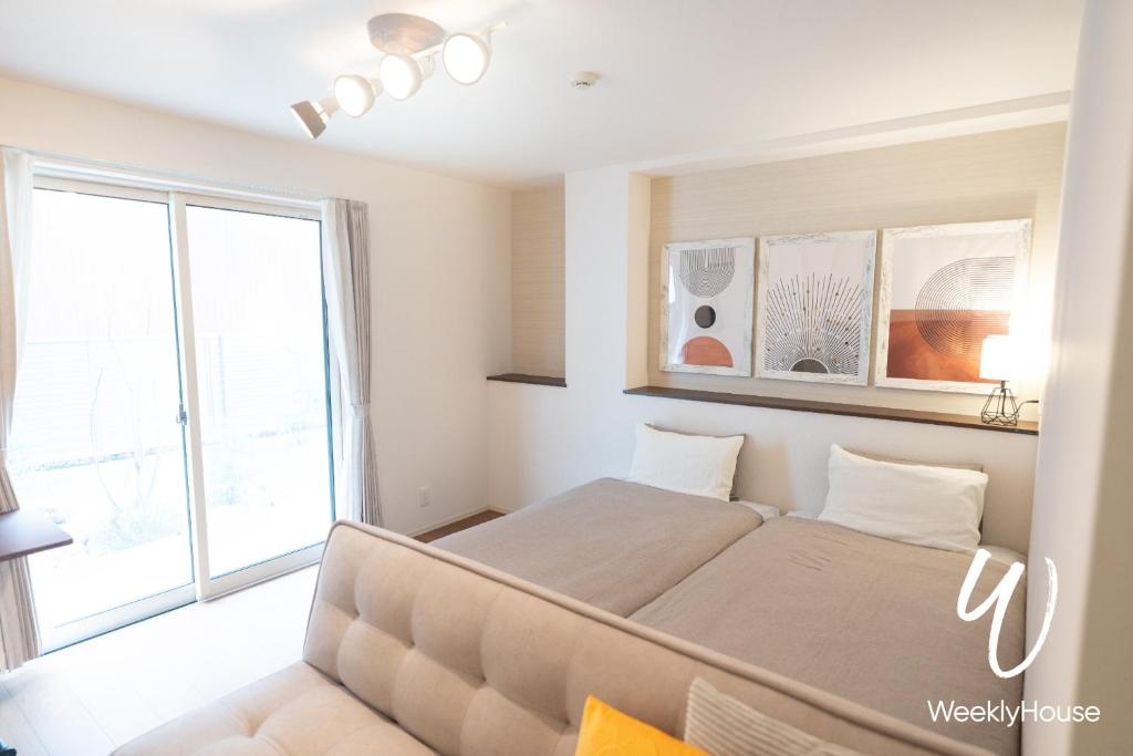 1 dormitorio con cama y ventana grande en WeeklyHouse Silto Crete - Vacation STAY 14148v, en Otsu