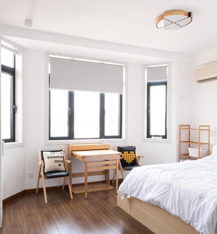Postel nebo postele na pokoji v ubytování 1930 French Minimalist Apartment