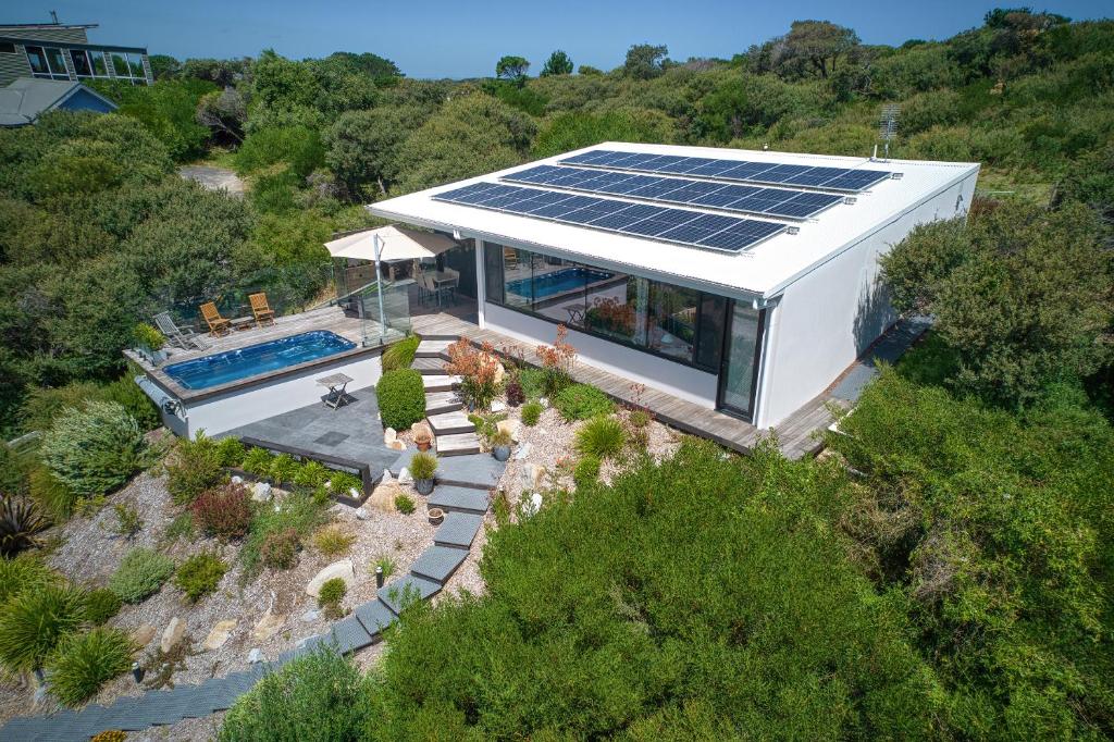 una vista aérea de una casa con paneles solares en su techo en SALT Luxury Couples Villas en Venus Bay