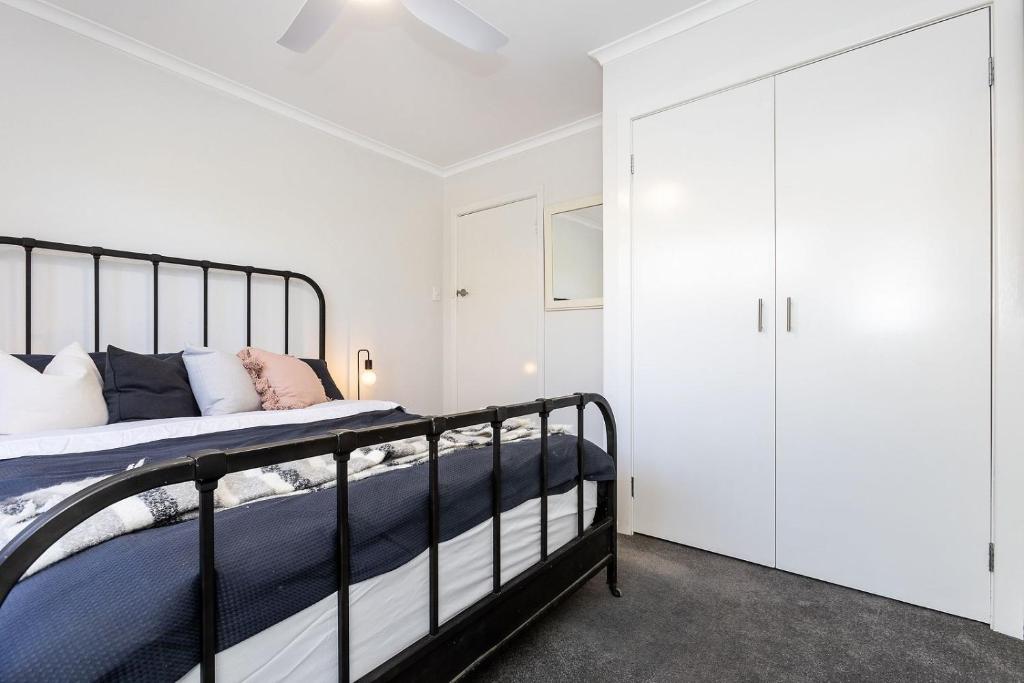 una camera con letto e armadio bianco di The Nest Lavington ad Albury