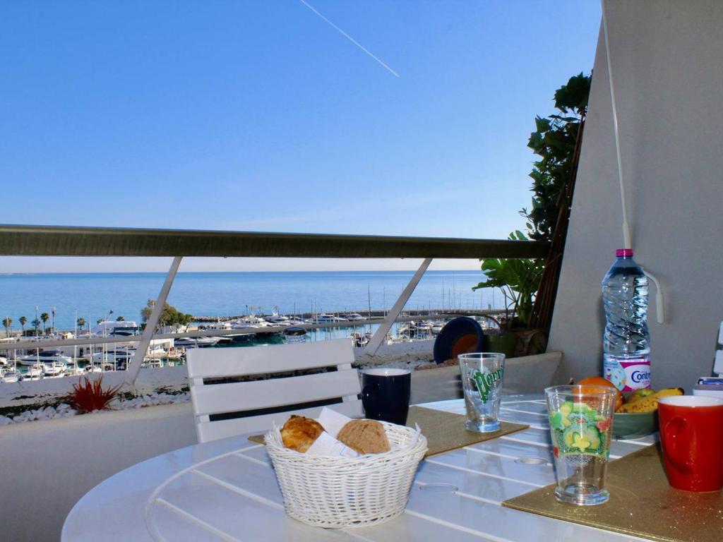- une table blanche avec vue sur l'océan dans l'établissement Appartement 3 Pièces avec Terrasse, 4 Couchages, Climatisation, Villeneuve-Loubet Plage - FR-1-252A-116, à Villeneuve-Loubet