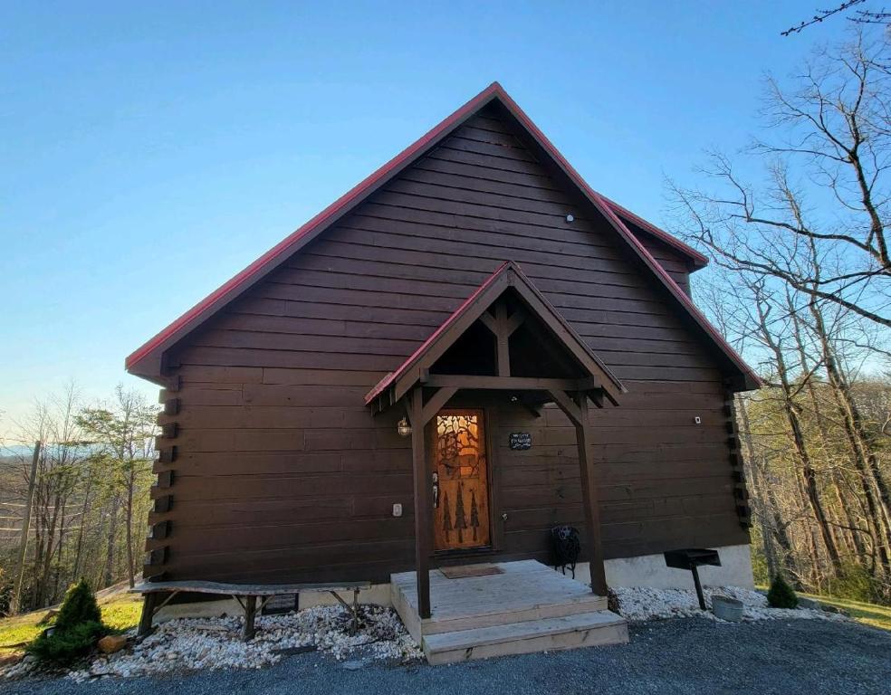 eine kleine Holzkirche mit einer Holztür in der Unterkunft Elk Feathers Sevierville Cabin Cabin in Sevierville