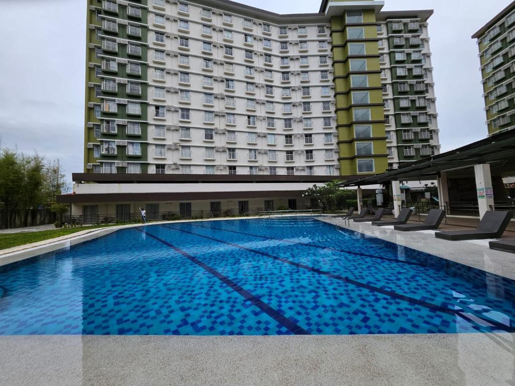 ein großer Pool vor einem Hotel in der Unterkunft Eclectic Haven at Bamboo Bay Cebu in Mandaue City