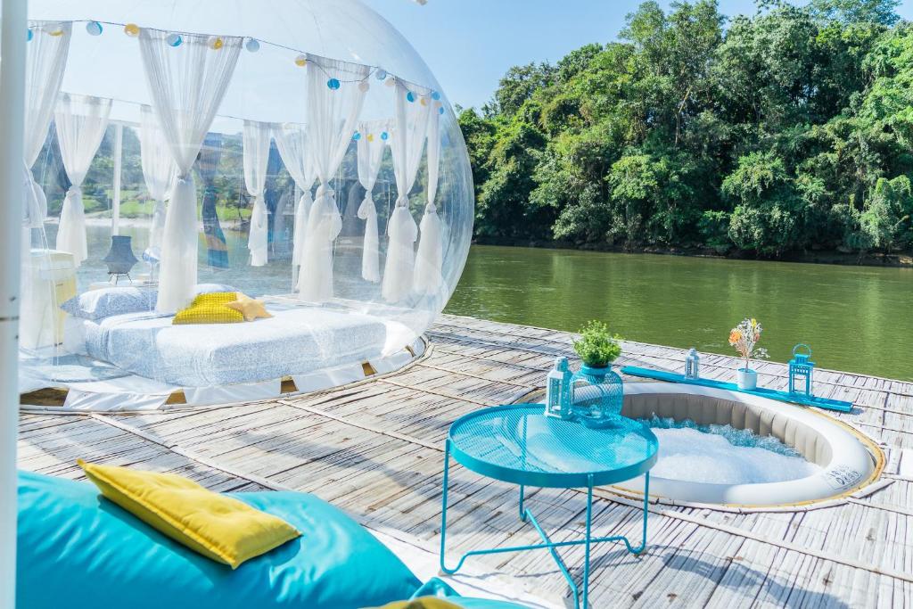 Výhled na řeku, která protéká v blízkosti luxury tent