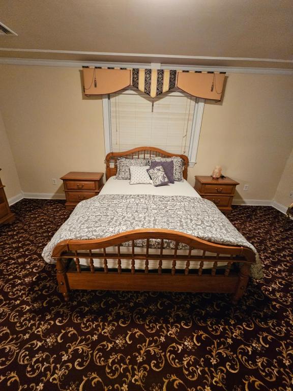 Uma cama ou camas num quarto em A cozy shared house with a friendly vibe
