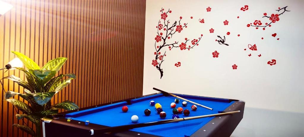 una mesa de billar con bolas y mariposas en una pared en 19pax Ipoh Semi-D W Shared Pool Table & Karaoke ISD03 R en Ipoh