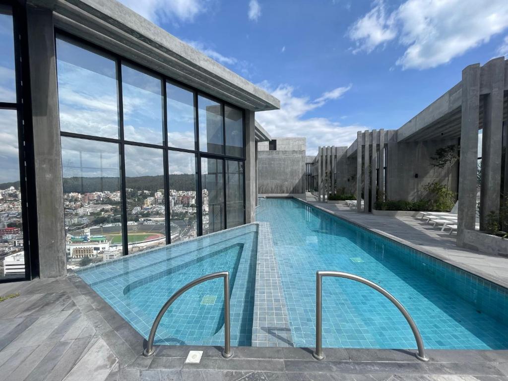 een zwembad bovenop een gebouw bij Five Stars Suites - Gótica - iQON Quito in Quito