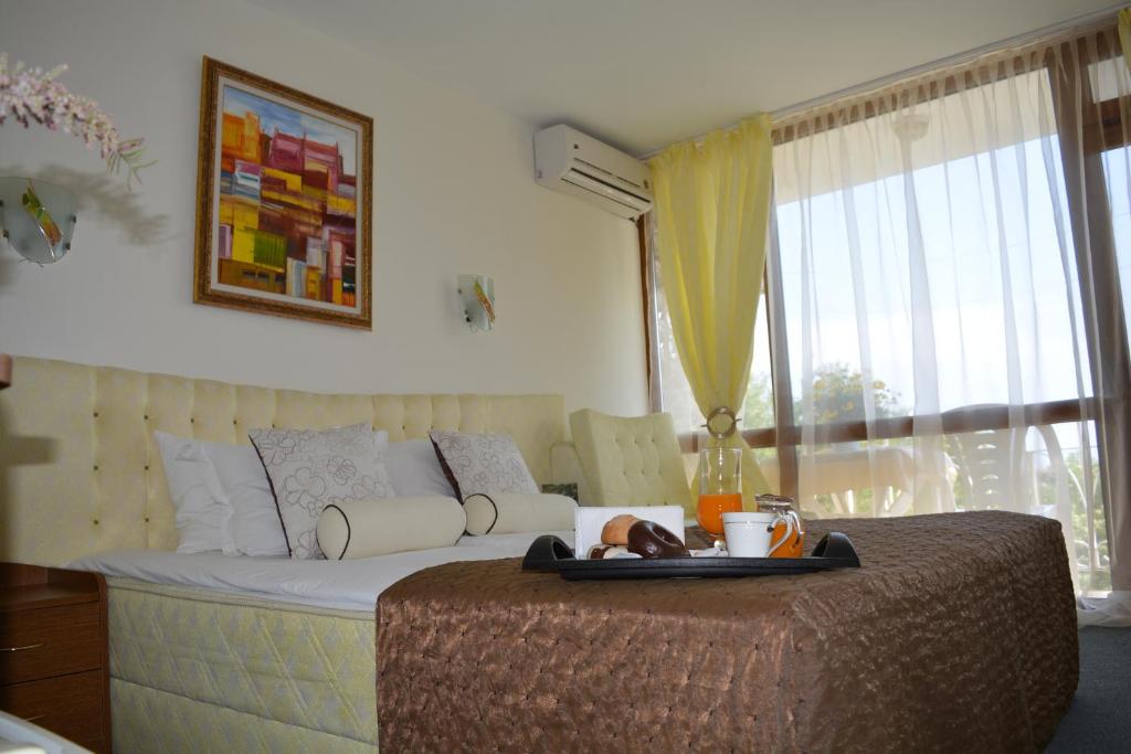 Sunshine Pearl Family Hotel tesisinde bir odada yatak veya yataklar