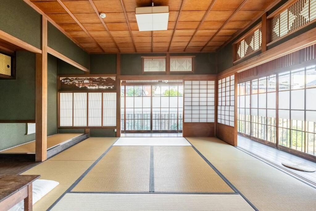 Fotografie z fotogalerie ubytování 日々の宿: 宇野駅から車で5分 直島へ 最大7名様 古民家貸切 一棟貸し v destinaci Tama