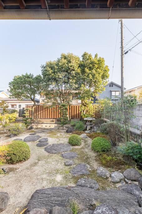 Zahrada ubytování 日々の宿: 宇野駅から車で5分 直島へ 最大7名様 古民家貸切 一棟貸し