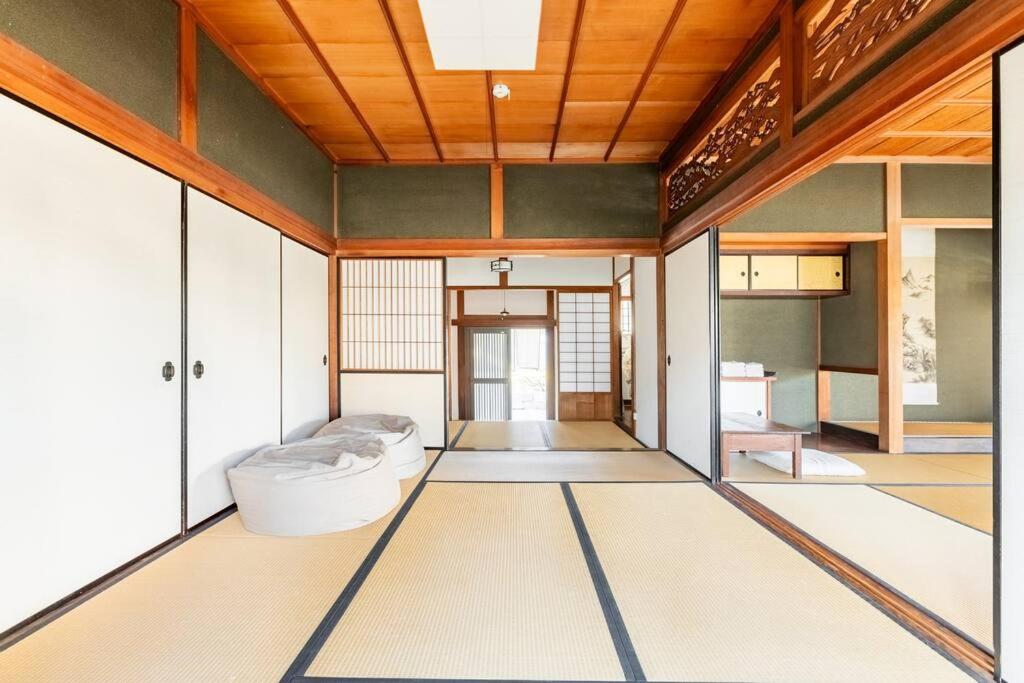Postel nebo postele na pokoji v ubytování 日々の宿: 宇野駅から車で5分 直島へ 最大7名様 古民家貸切 一棟貸し