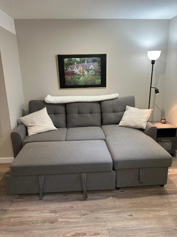 منطقة جلوس في Entire Basement Guest Suite In Cranbrook