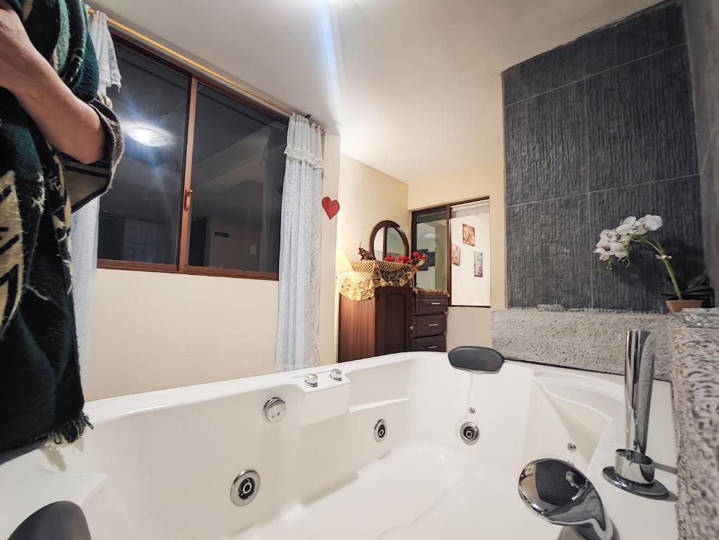 Koupelna v ubytování TURI Suite con Jacuzzi, centro de la ciudad