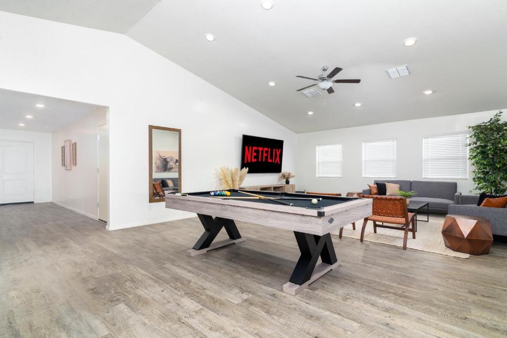 TV a/nebo společenská místnost v ubytování Spacious Family Oasis ~ PoolTable ~ Backyard ~ Pkg