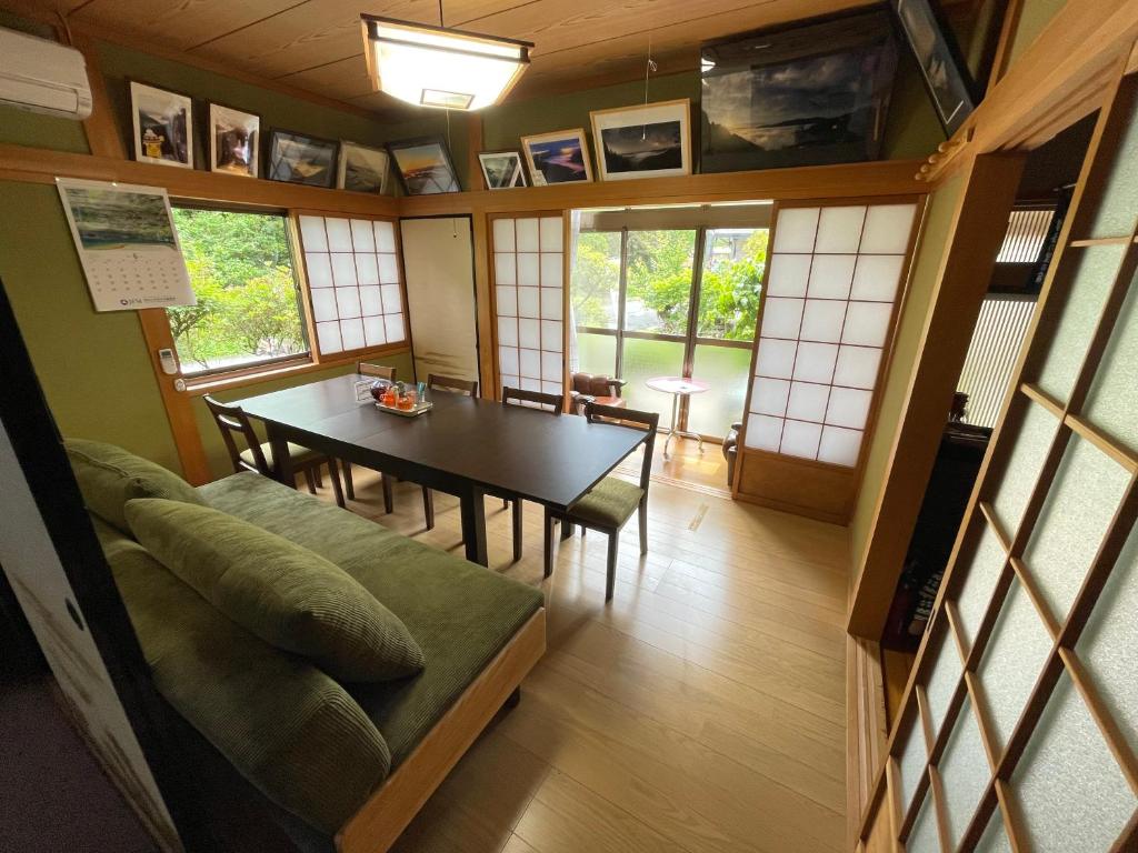 een kamer met een tafel en een eetkamer bij Unkai no Sato no Yado in Nosegawa