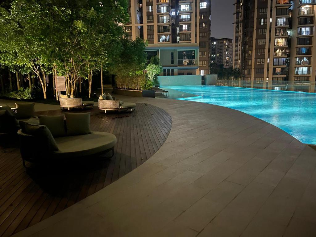 una gran piscina en una ciudad por la noche en l Brand New Condo l I-Muslim Guesthouse Kuala Lumpur, en Kuala Lumpur