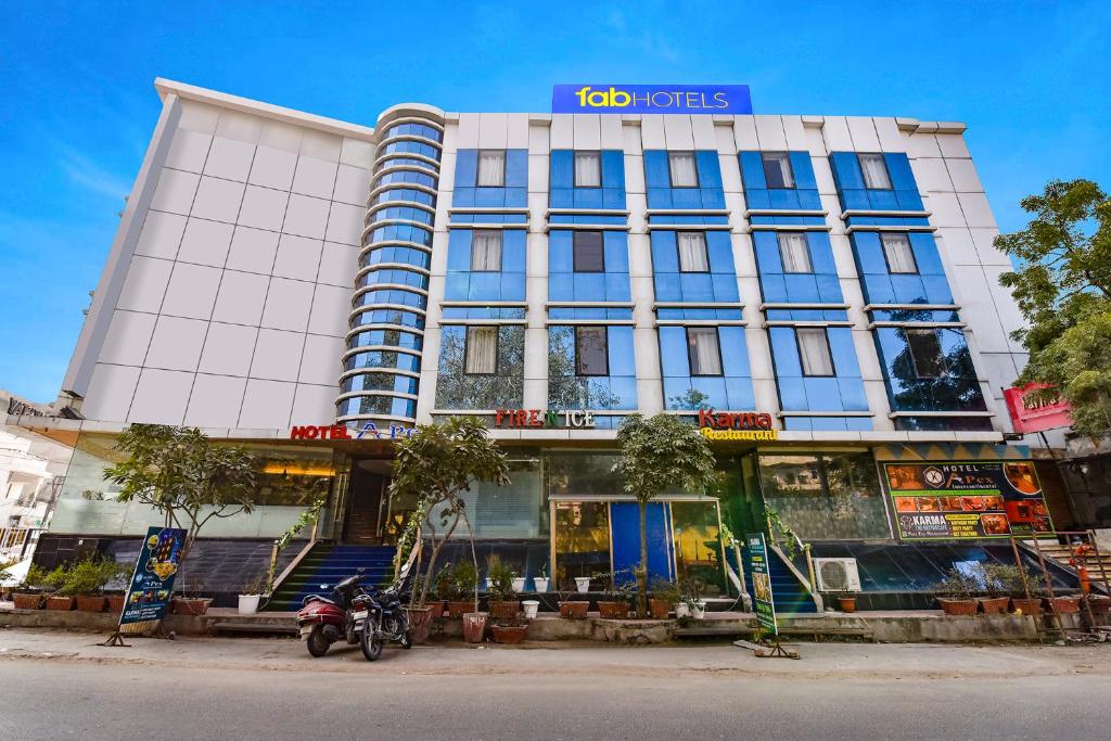 un edificio con una motocicleta estacionada frente a él en FabHotel Apex Intercontinental en Jaipur