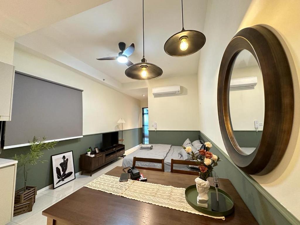 Sala de estar amplia con cama y mesa en Paradigm Residence Studio 4pax 2King bed Netflix WiFi en Johor Bahru