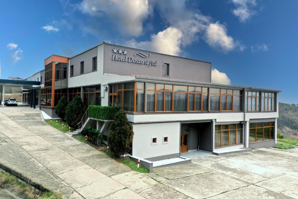 un edificio con un cartel en la parte delantera en Hotel Dusan si Fiul Resita Sud, en Reşiţa