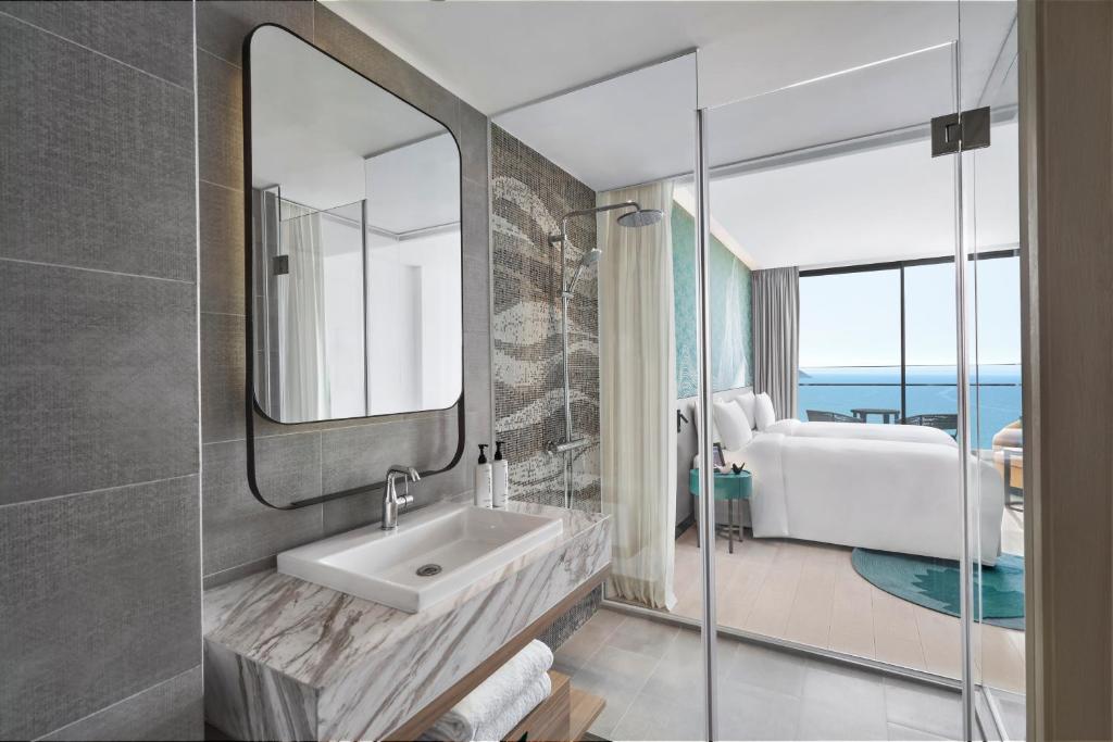 Phòng tắm tại voco Ma Belle Danang by IHG