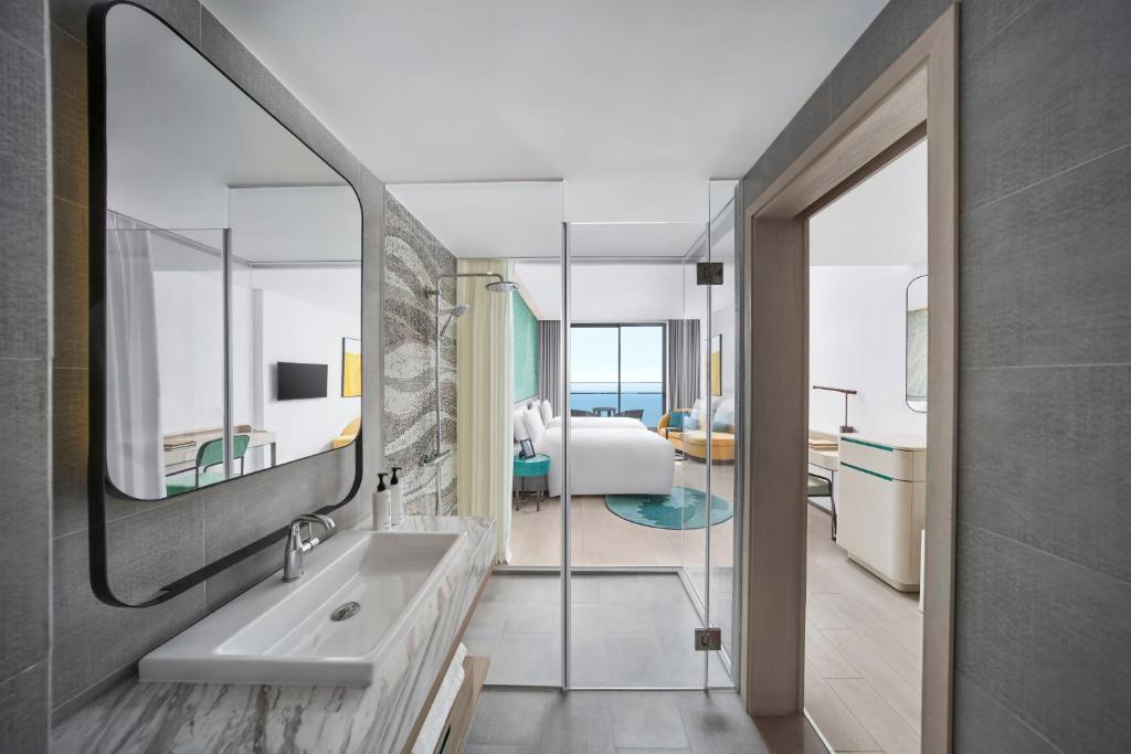 Deluxe Twin Room with Sea View and Balcony - High Floor